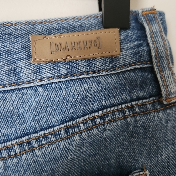 Blank NYC | The Barrow Vintage High Rise Embroidered Floral 3" Shorts - Size 30 - Picture 11 of 14